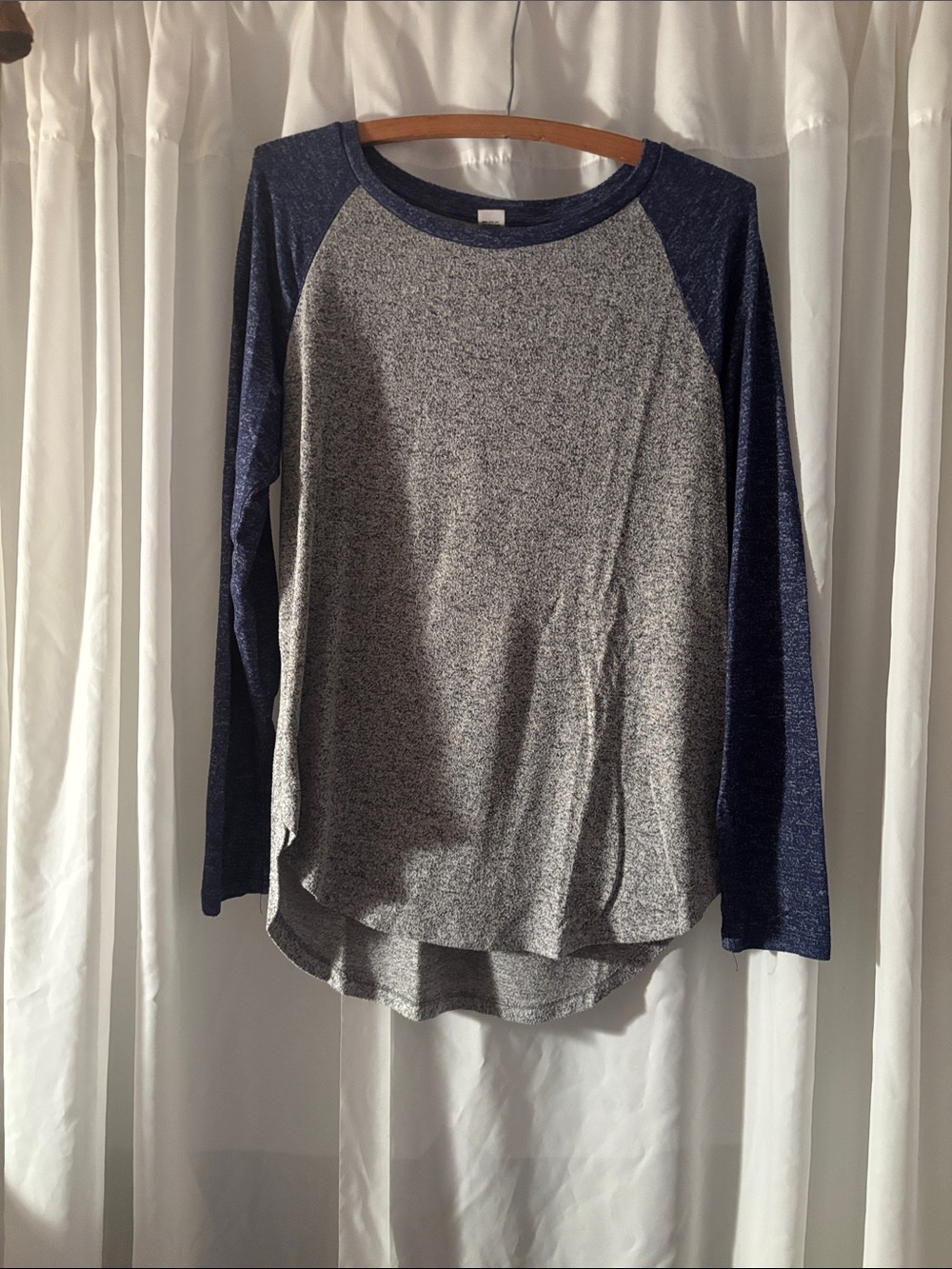 Old Navy Gray Heather Body with Navy Raglan Long-Sleeve Tee